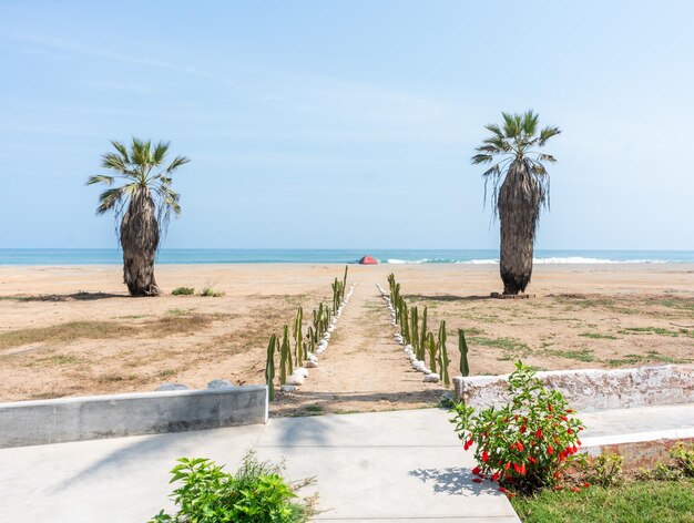 Fotografia di una casa sulla spiaggia in una giornata di sole di Yuri Ugarte Céspedes