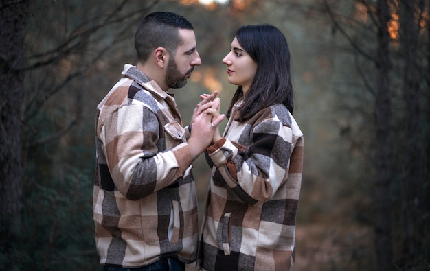 Fotografia di una coppia innamorata che si guarda negli occhi