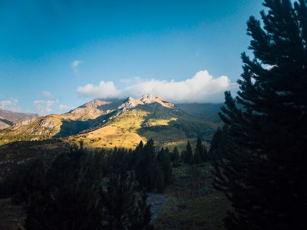 Fotografia di una giornata di trekking godendosi la natura e le montagne dei Pirenei d'Aragona, Ordesa.