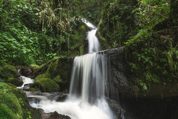 fotografia di una lunga esposizione ad una bellissima cascata con diversi salti