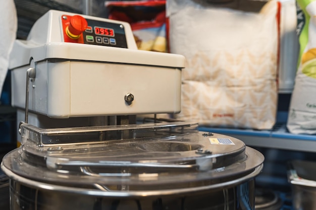 Fotografia di una macchina elettrica per mescolare l'impasto con la scala di misurazione in cucina