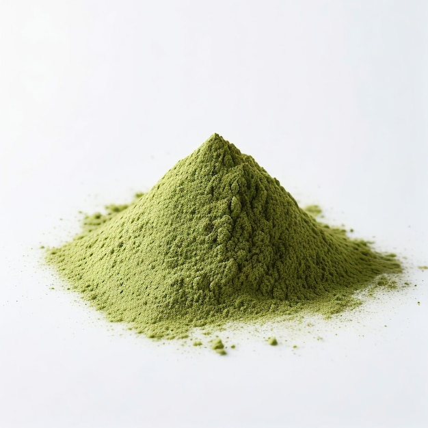 Fotografia di una polvere di matcha verde di alta qualità su uno sfondo bianco