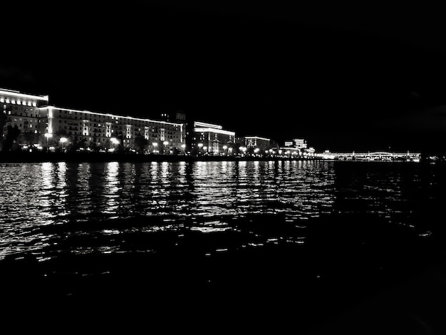 Fotografia in bianco e nero di una città vicino a un fiume