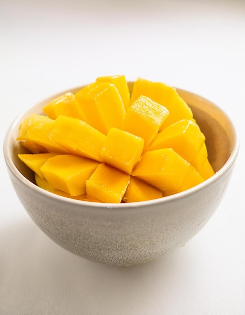 Fotografia in studio di un delizioso mango dal colore vibrante e dalla consistenza succosa perfetto per la fotografia alimentare