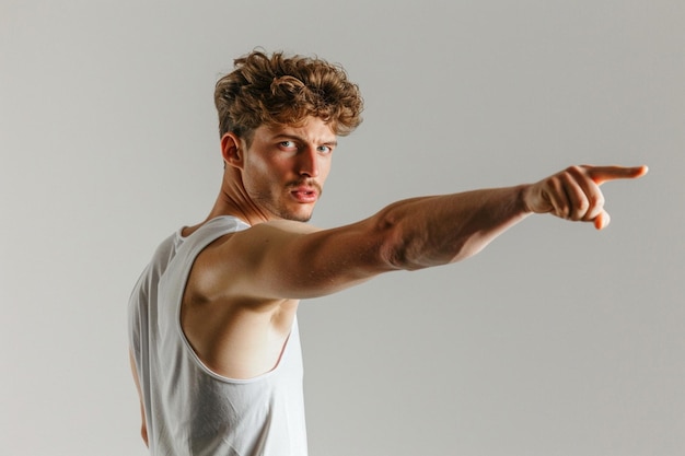 Fotografia indoor gratuita di una persona positiva con una maglietta rossa casuale con l'indice accanto