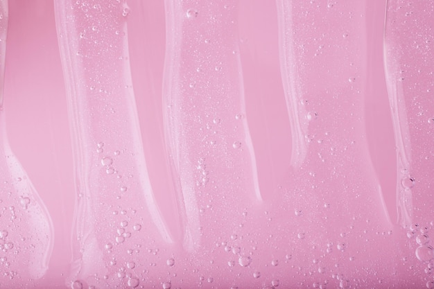 Fotografia macro di striscio frizzante su sfondo rosa lampone