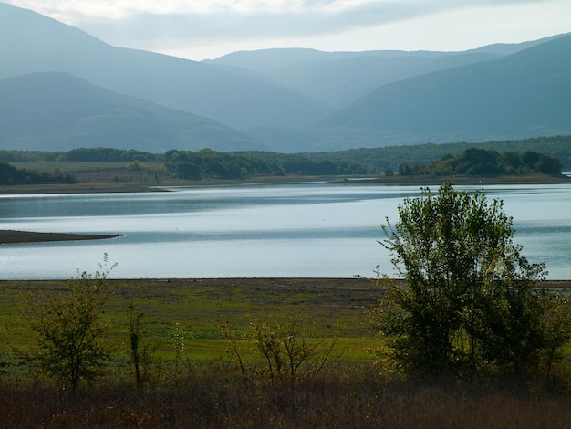 Fotografia naturalistica del paesaggio di piccoli laghi di montagna