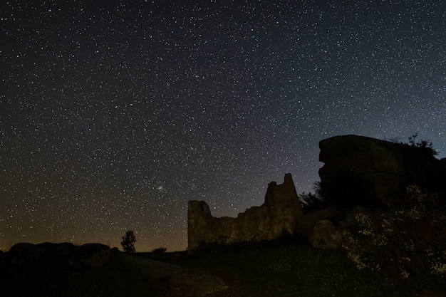 Fotografia notturna con rovine nell'area naturale di Barruecos. Extremadura. Spagna.