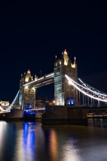 Fotografia notturna del Tower Bridge