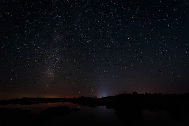 Fotografia notturna nell'area naturale di Barruecos Extremadura Spagna