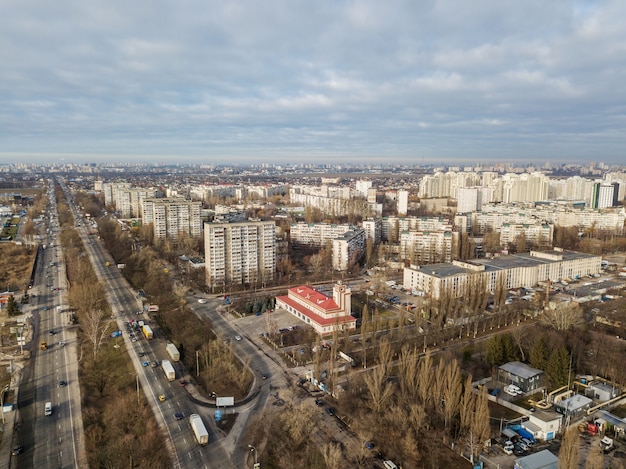 Fotografia panoramica aerea dal drone, vista a volo d'uccello al moderno quartiere della città con infrastrutture urbane ed edifici residenziali della città di Kiev.