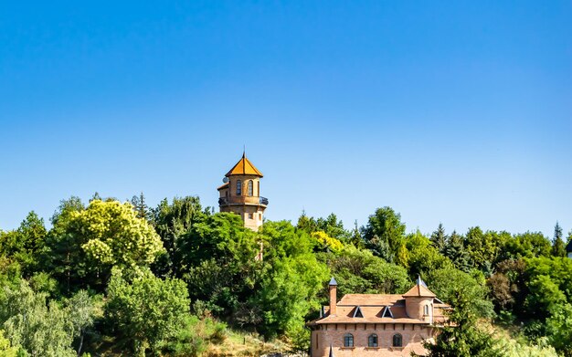 Fotografia sul tema antico castello in mattoni con grande torre