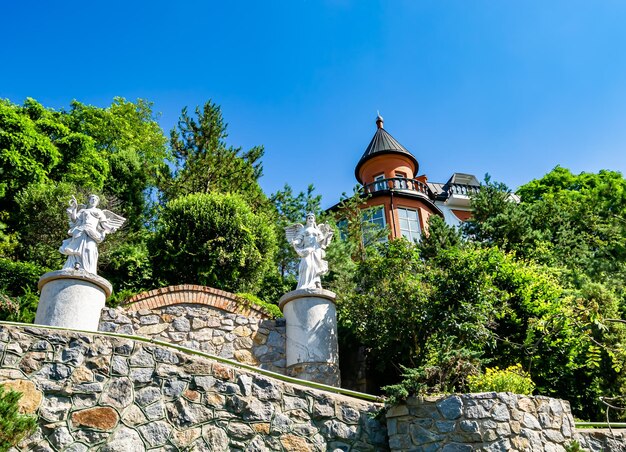 Fotografia sul tema antico castello in mattoni con grande torre