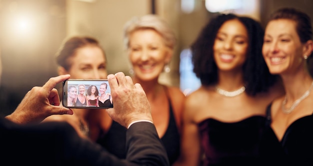 Fotografia telefonica o amici a una festa per celebrare obiettivi o capodanno in occasione di un evento notturno di lusso tra ragazze Schermata per ragazze o donne felici che scattano foto per i social media durante una cena di gala o un compleanno divertente