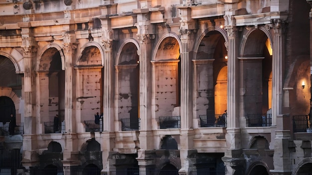 Fotografia verticale di bellissime antiche colonne romane in un colosseo