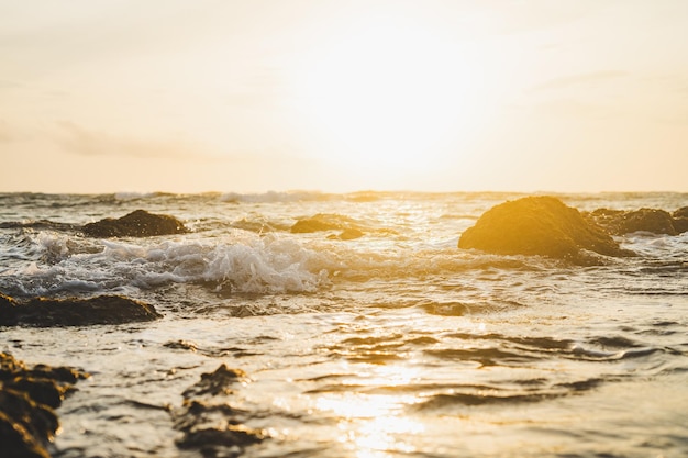 Fotografie del tramonto sul mare sulla bellissima isola