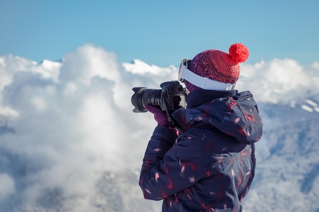 Fotografie di sciatore femminile in montagna bella giornata di sole