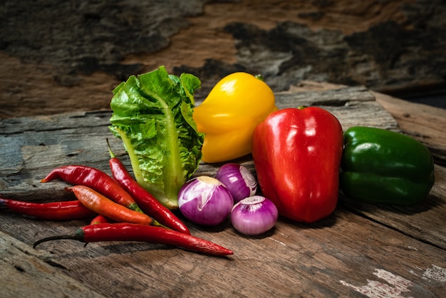 Fotografie di varie verdure e insalate