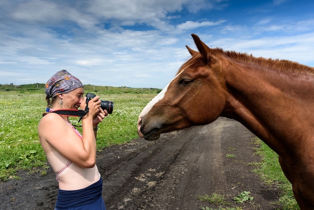 Fotografo a scattare foto di cavallo nel campo