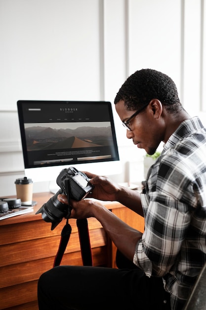 Fotografo afroamericano che lavora alla sua scrivania