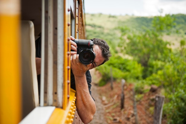 Fotografo alla finestra del treno che crea immagini