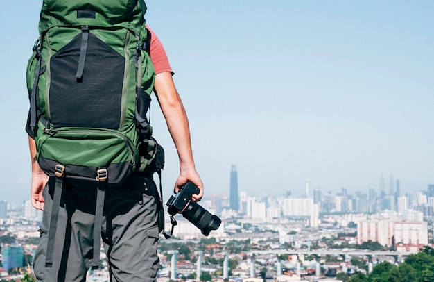 Fotografo avventuroso con la macchina fotografica all'aperto