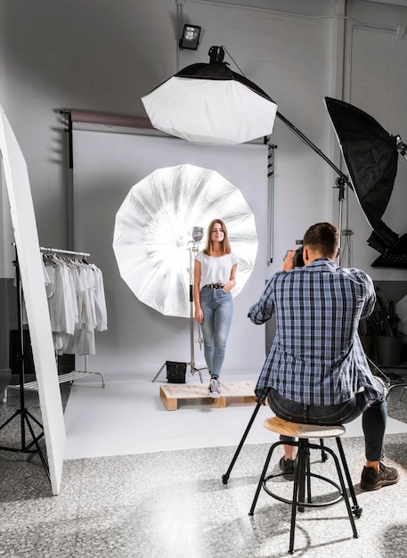 Fotografo che cattura una foto del modello femminile