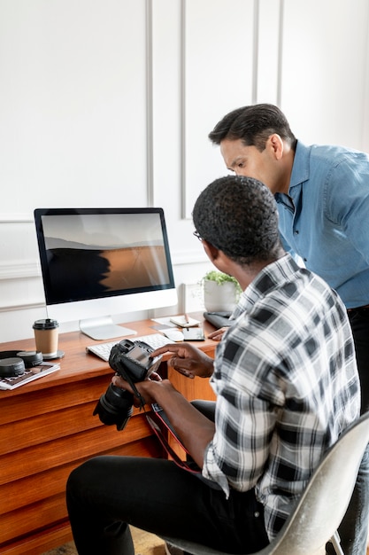 Fotografo che controlla le foto sul computer