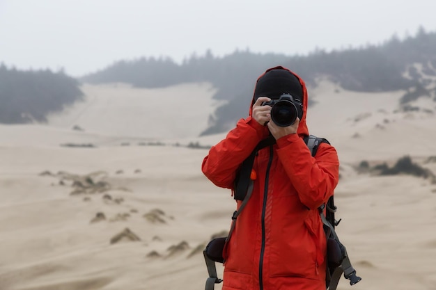 Fotografo che fotografa il paesaggio