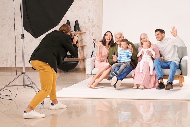 Fotografo che lavora con la famiglia in studio