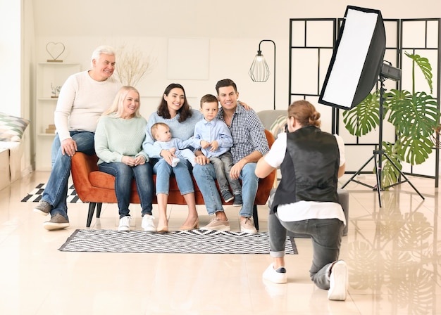 Fotografo che lavora con la famiglia in studio