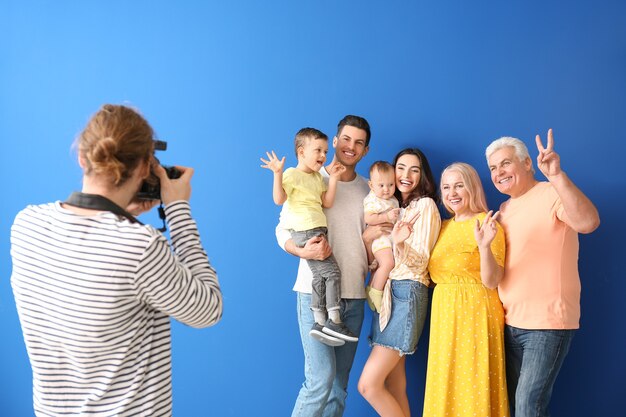 Fotografo che lavora con la famiglia in studio