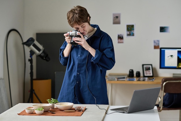 Fotografo che lavora in studio fotografico