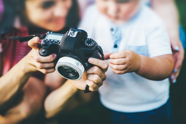 Fotografo che mostra le foto del bambino piccolo sulla fotocamera