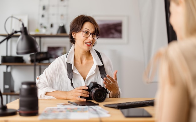 Fotografo che parla con il cliente