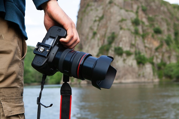 Fotografo che scatta foto del fiume