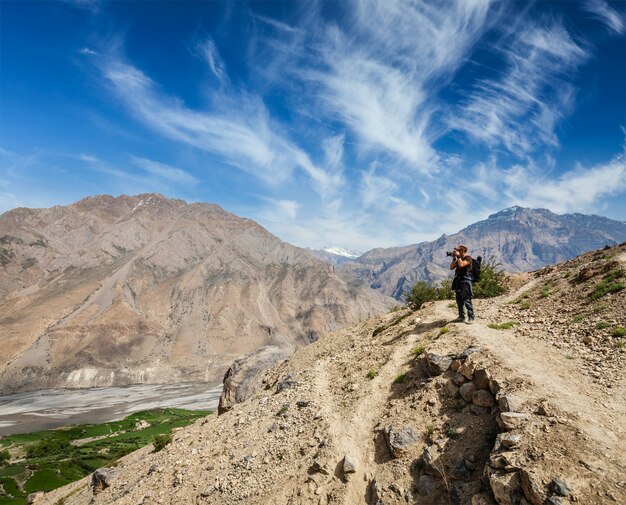 Fotografo che scatta foto in Himalaya