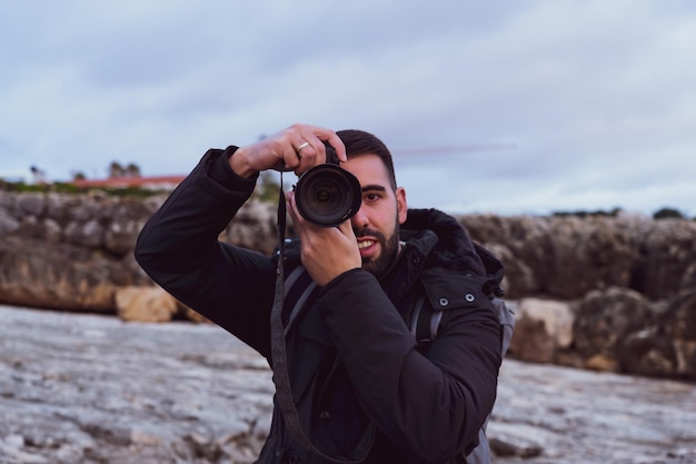 Fotografo che scatta una foto con la sua macchina fotografica in Portogallo