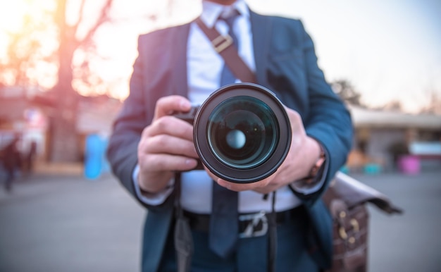 Fotografo che scatta una foto in strada