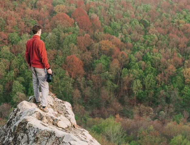 Fotografo che sta sopra la roccia