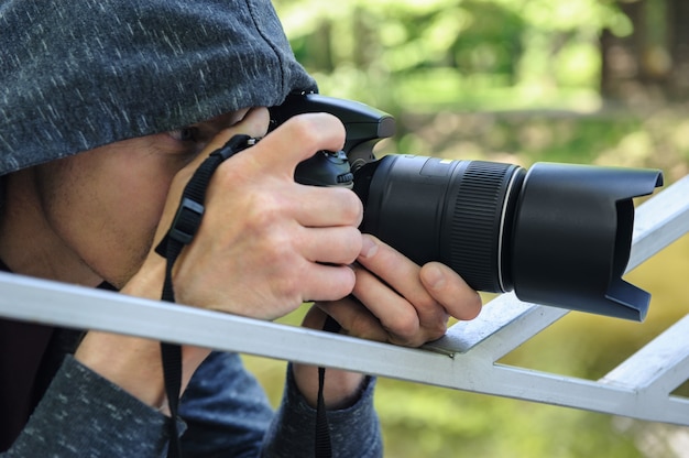 Fotografo con la fotocamera che scatta foto nascoste