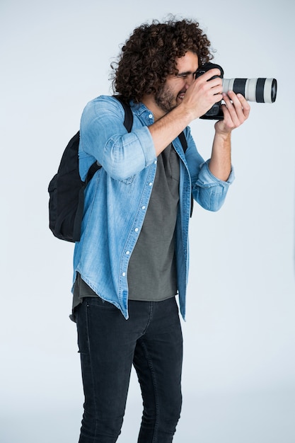 Fotografo con la macchina fotografica digitale in studio