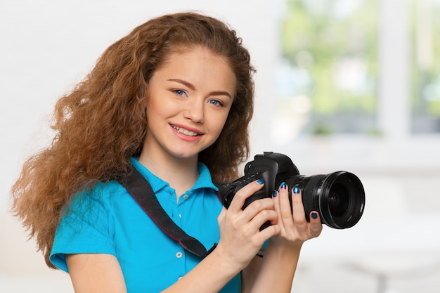 Fotografo della donna con la macchina fotografica