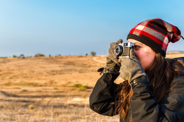 Fotografo di donna turistica di viaggio che scatta foto