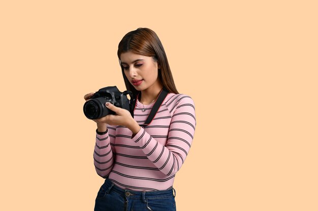 fotografo di donne che vede i picutres nella fotocamera modello pakistano indiano