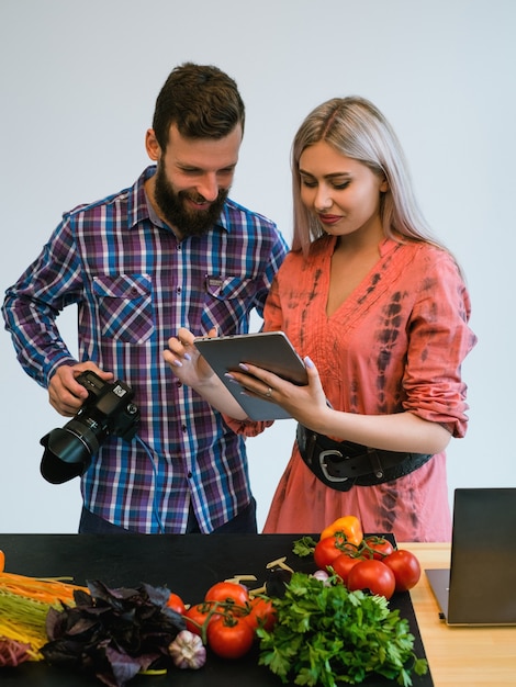 Fotografo di studio di lavoro di squadra di fotografia di cibo al concetto di lavoro