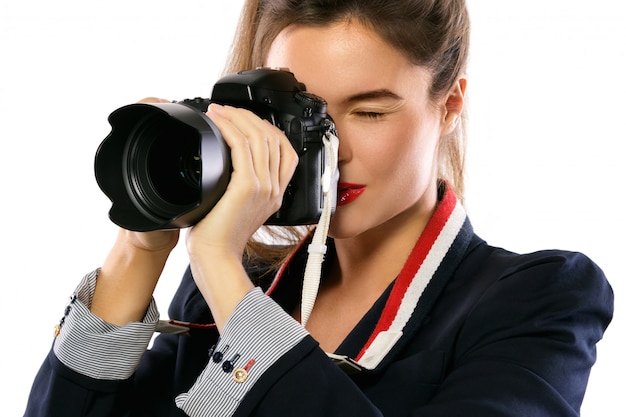 Fotografo donna con una fotocamera DSLR