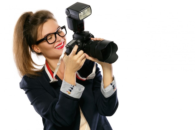 Fotografo donna con una fotocamera DSLR