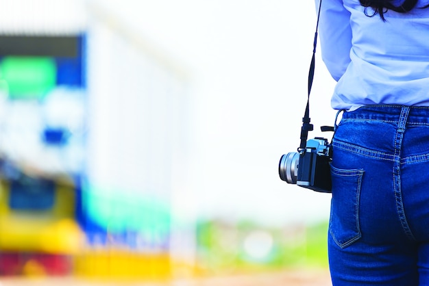 fotografo donna, Ragazza Bridge Tourist Camera. Concetto di viaggio