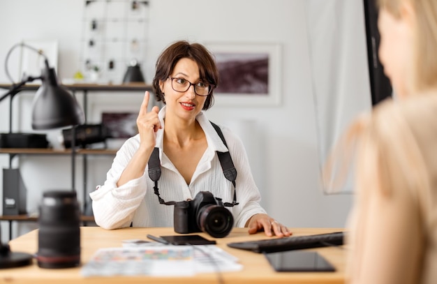 Fotografo e cliente che discutono del progetto